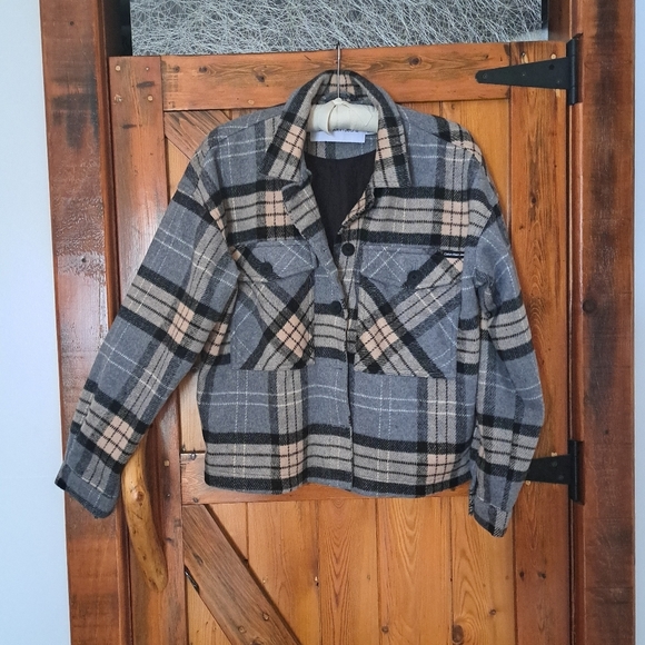 Cropped Shacket - Picture 3 of 7